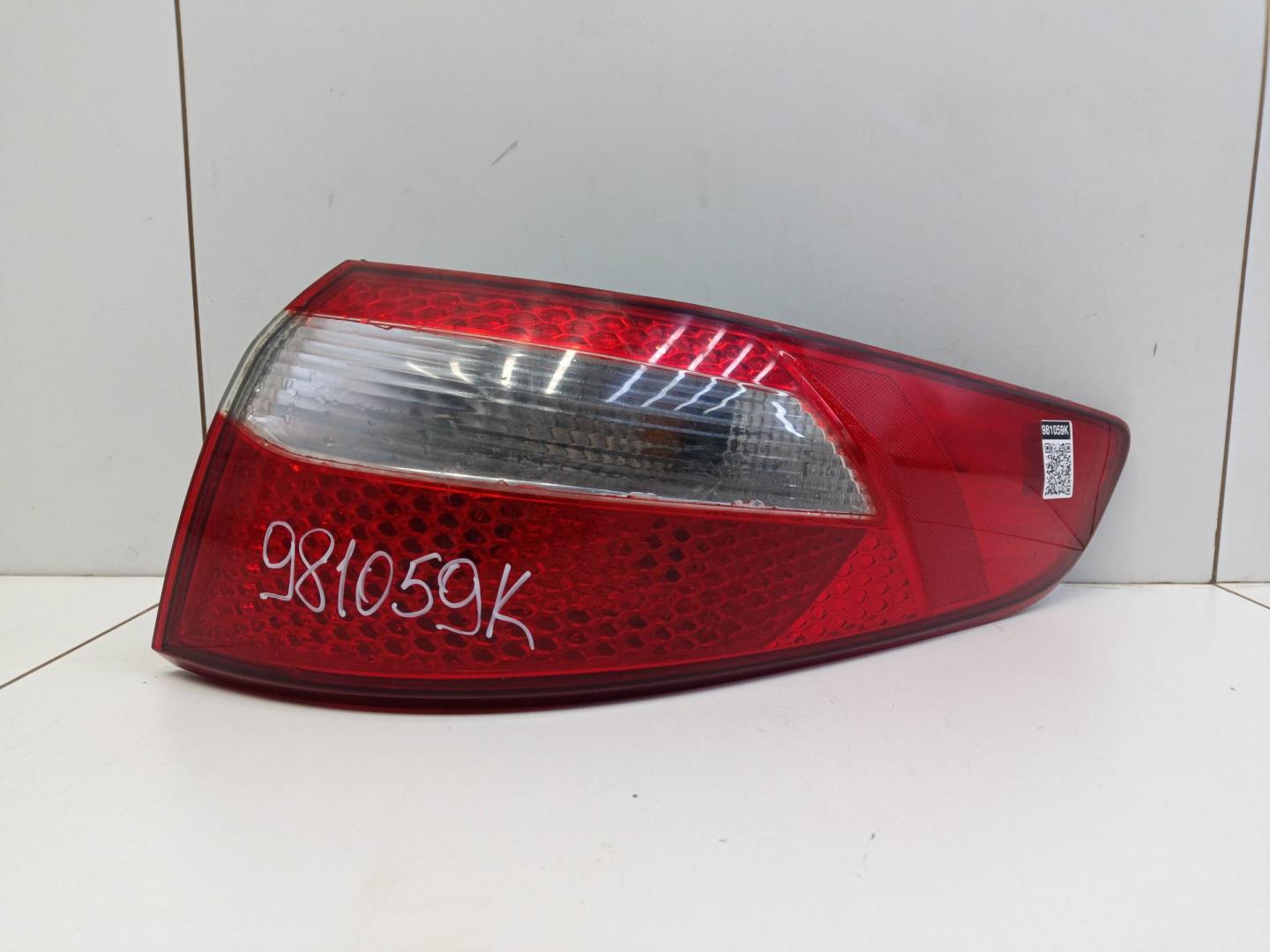 Фонарь задний наружный правый