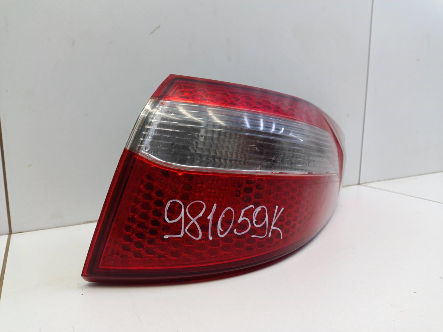 Фонарь задний наружный правый