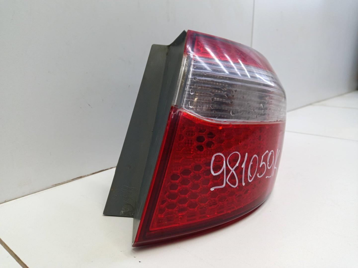 Фонарь задний наружный правый