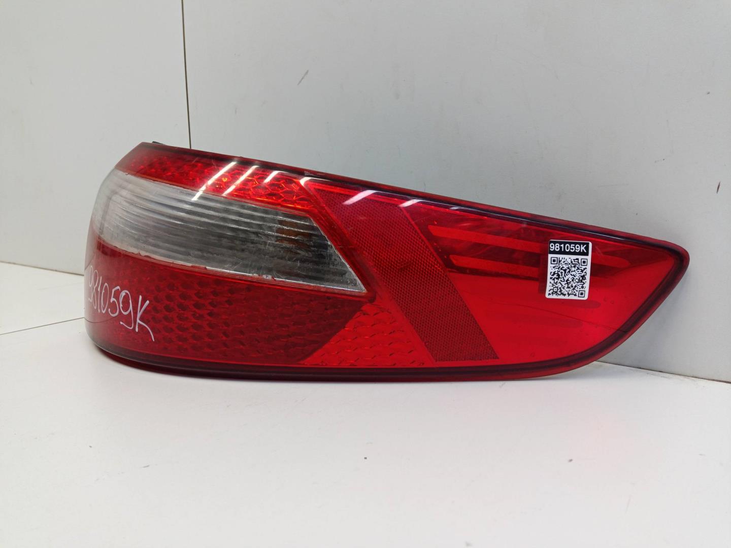 Фонарь задний наружный правый