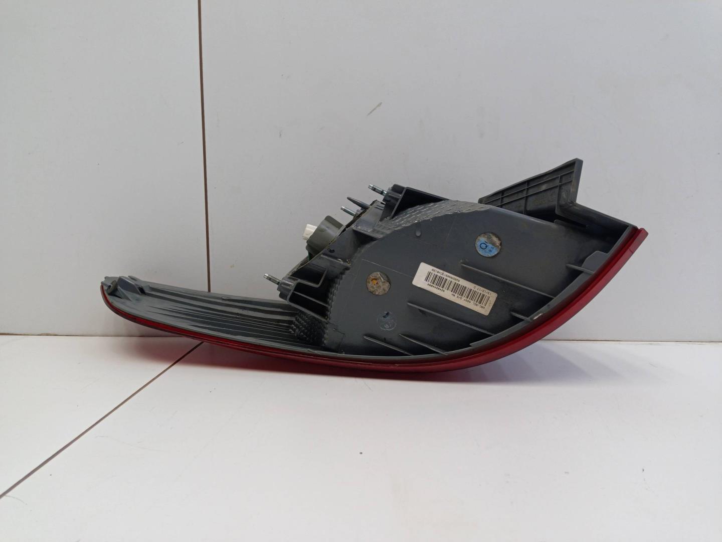 Фонарь задний наружный правый