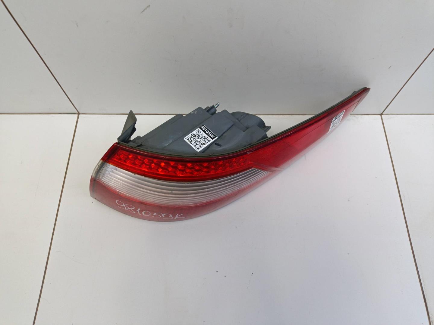 Фонарь задний наружный правый