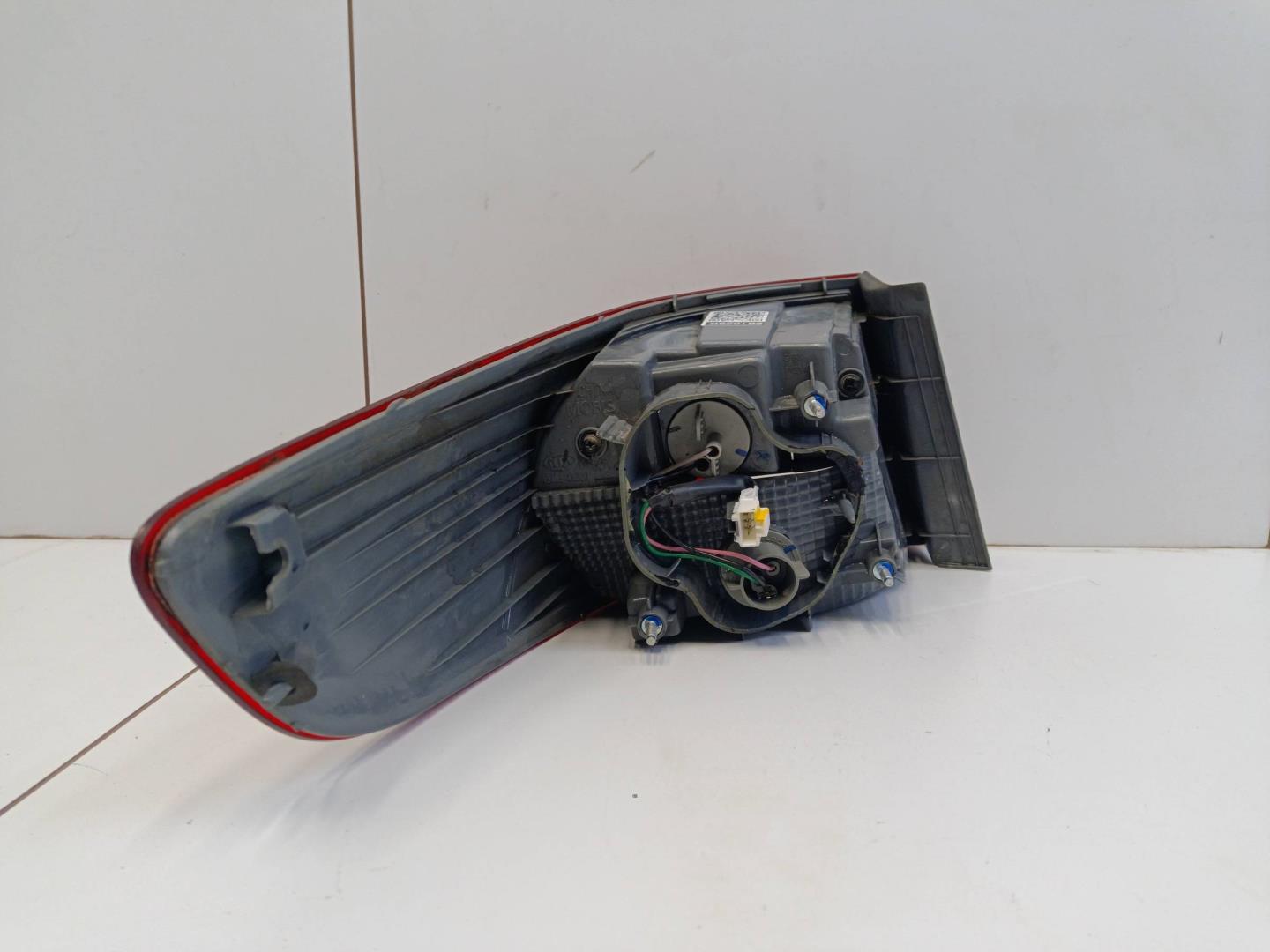 Фонарь задний наружный правый