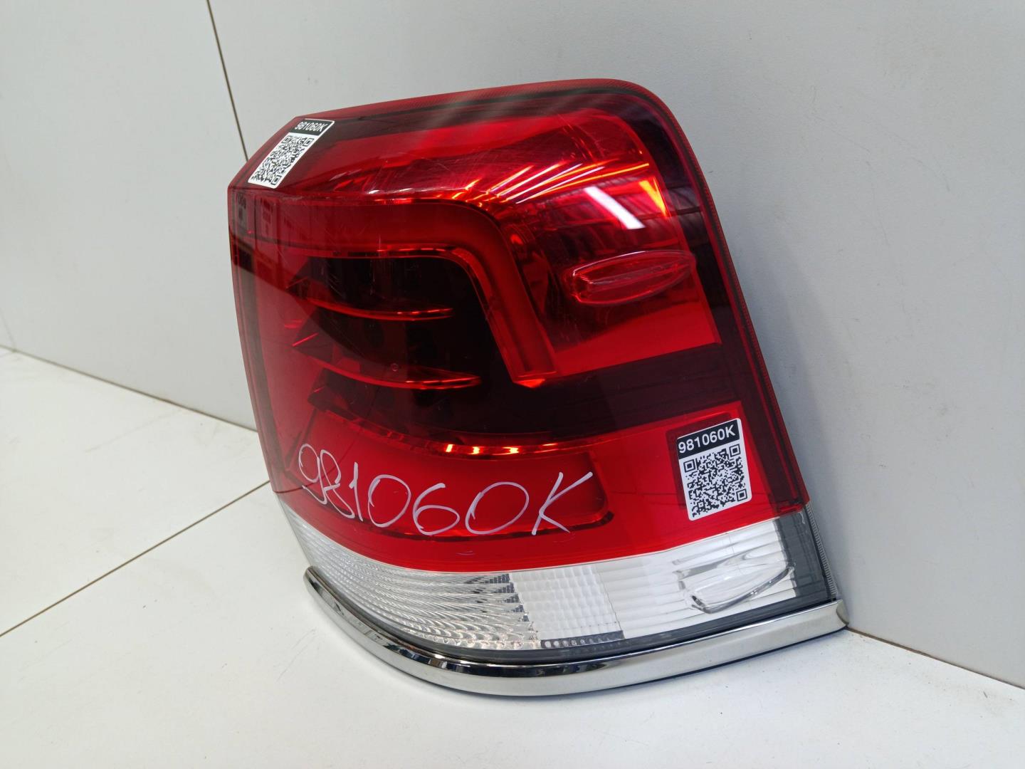 Фонарь задний наружный правый