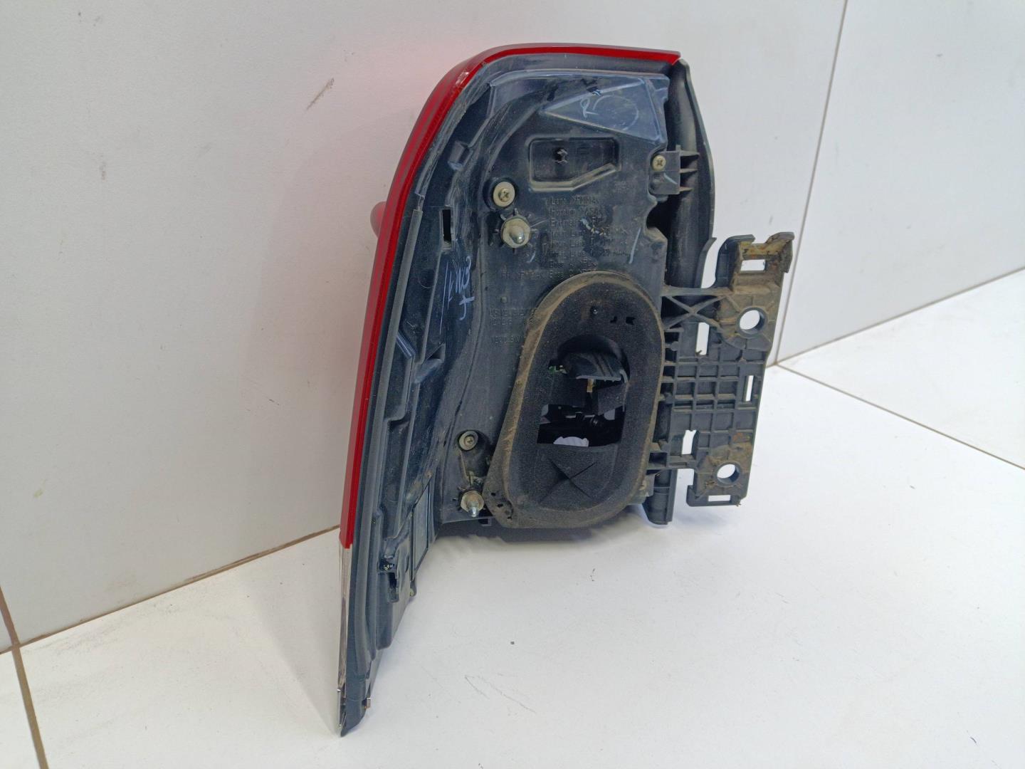 Фонарь задний наружный правый