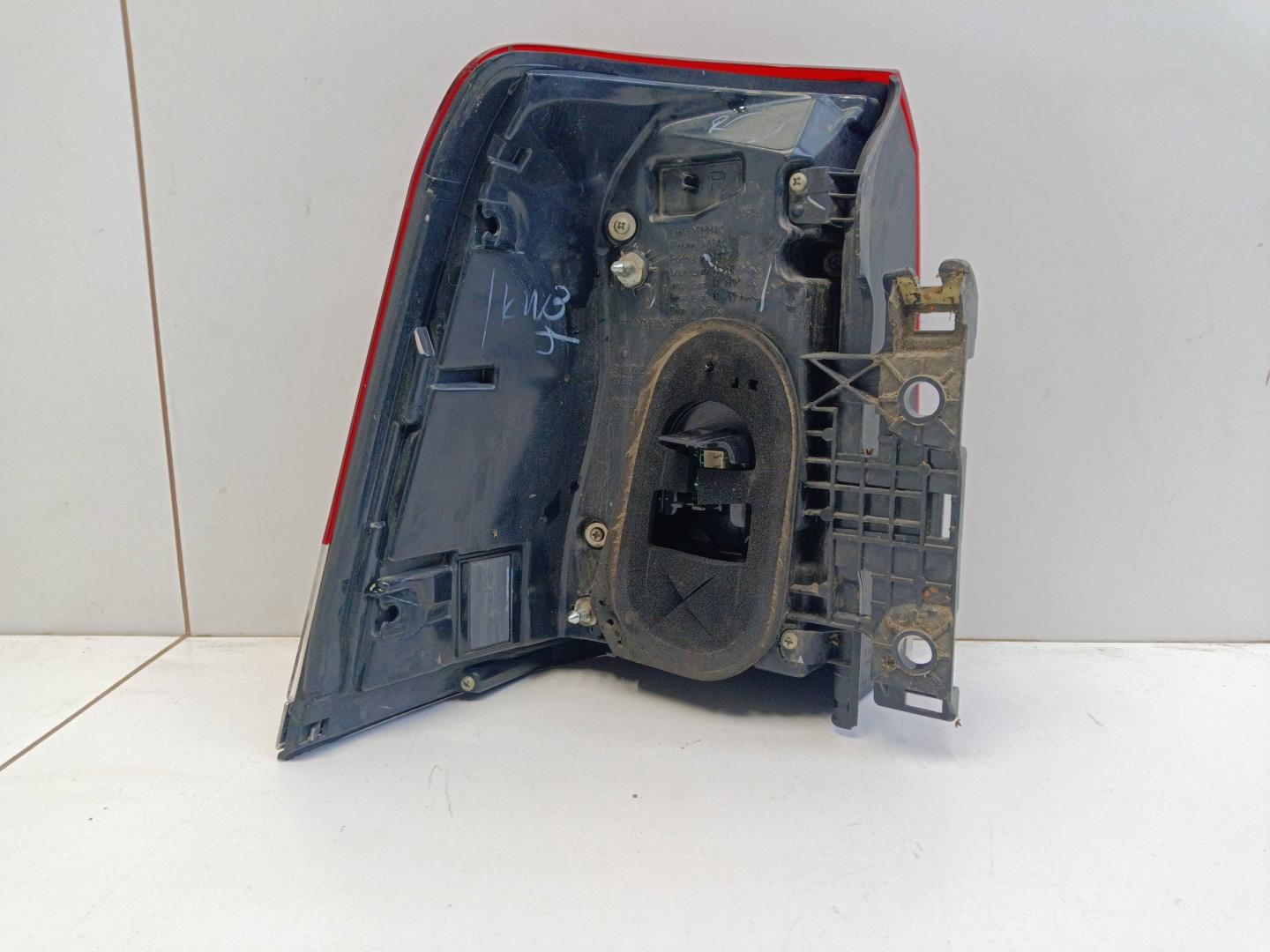 Фонарь задний наружный правый