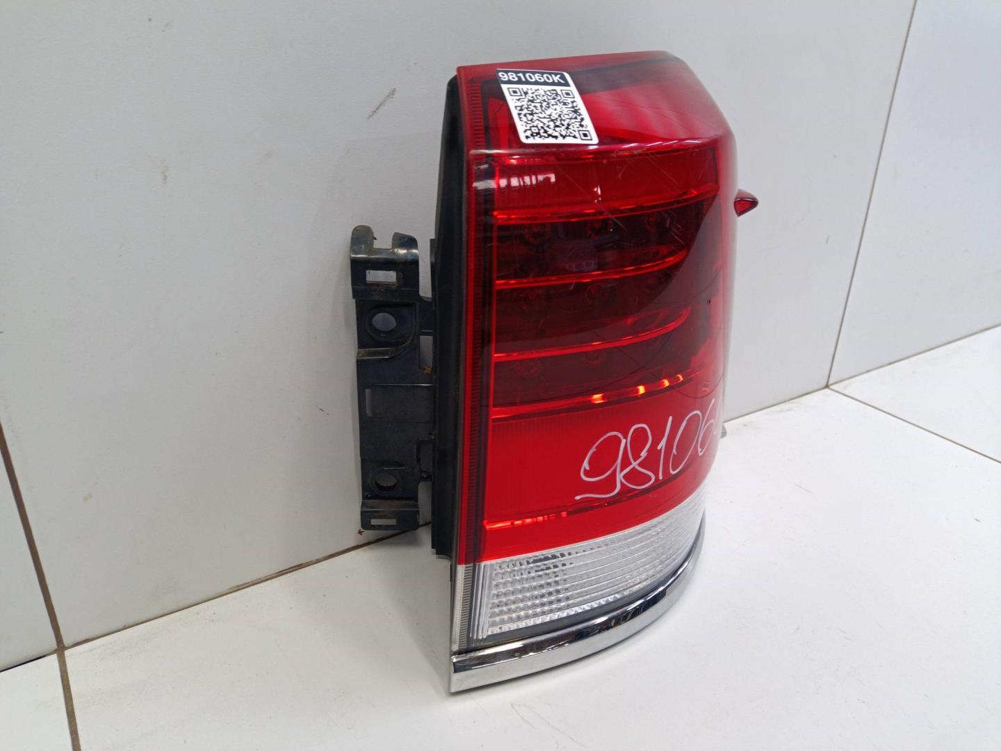 Фонарь задний наружный правый