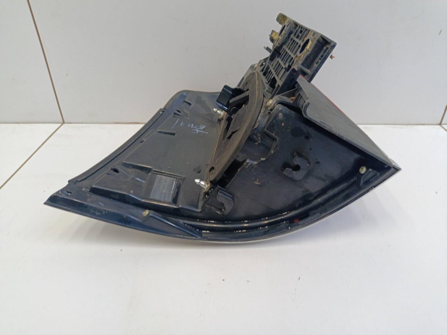 Фонарь задний наружный правый