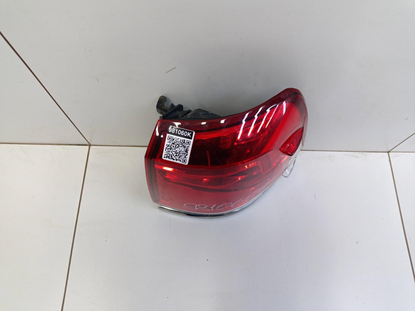 Фонарь задний наружный правый