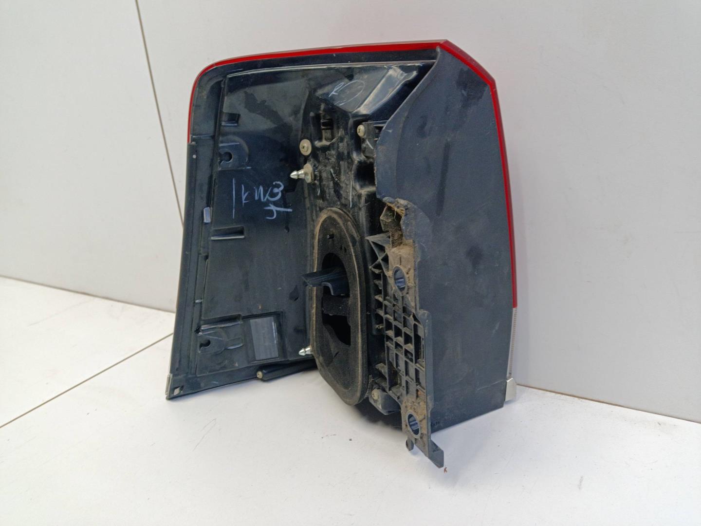 Фонарь задний наружный правый