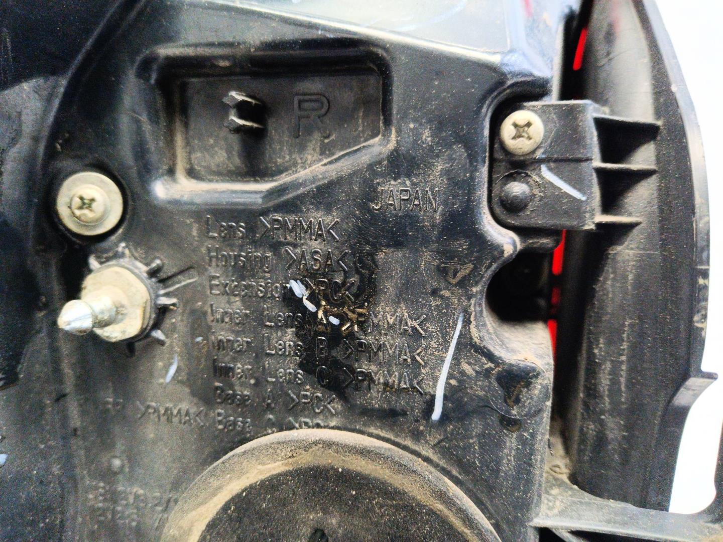 Фонарь задний наружный правый