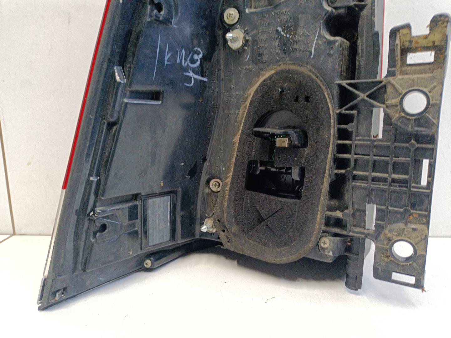 Фонарь задний наружный правый