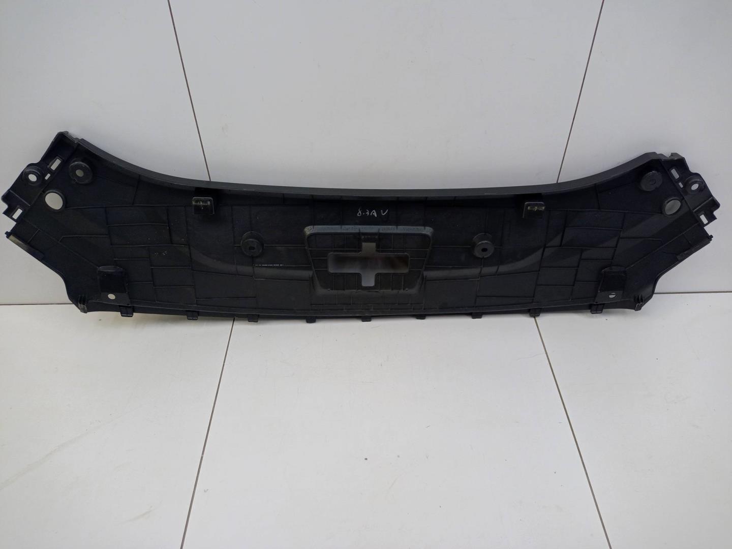 Кожух замка капота