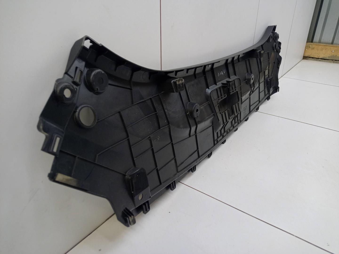 Кожух замка капота