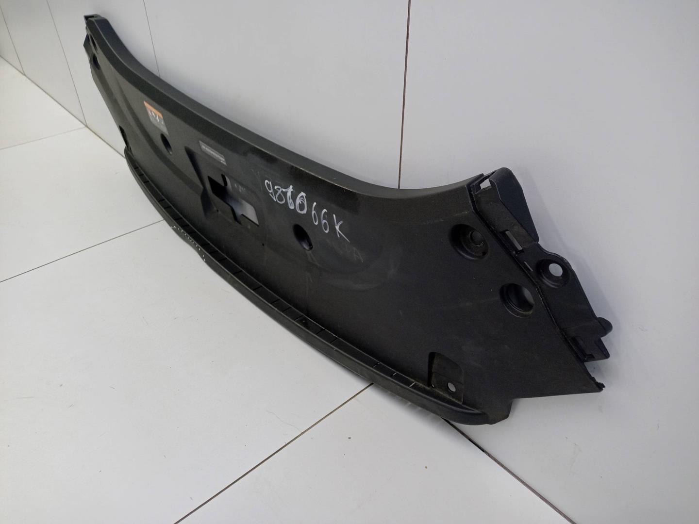 Кожух замка капота