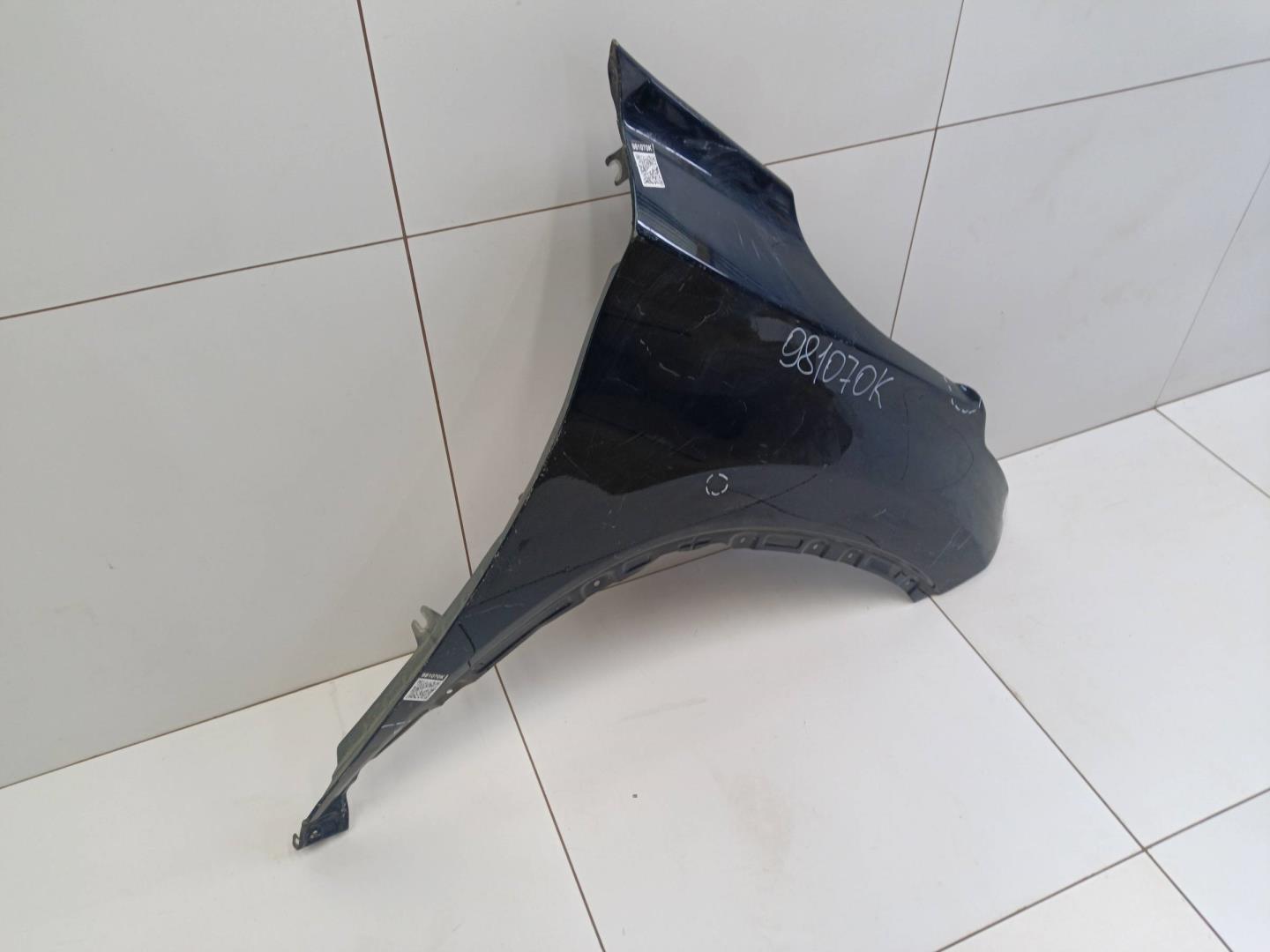 Крыло переднее правое