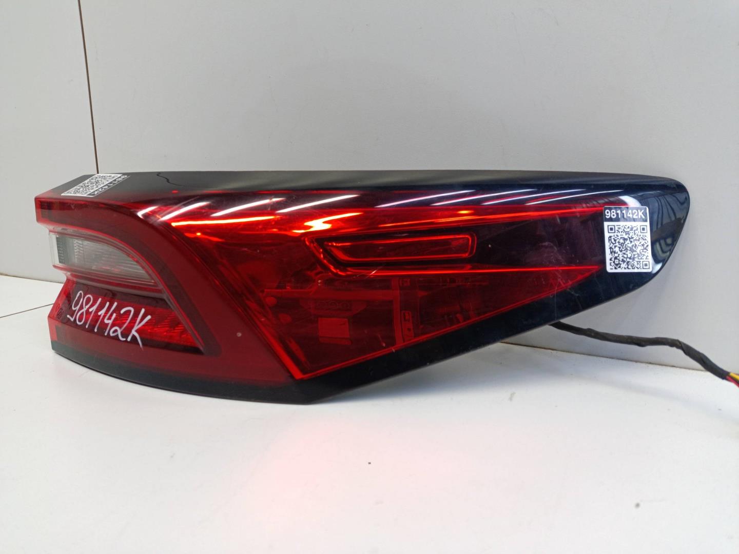 Фонарь задний наружный правый