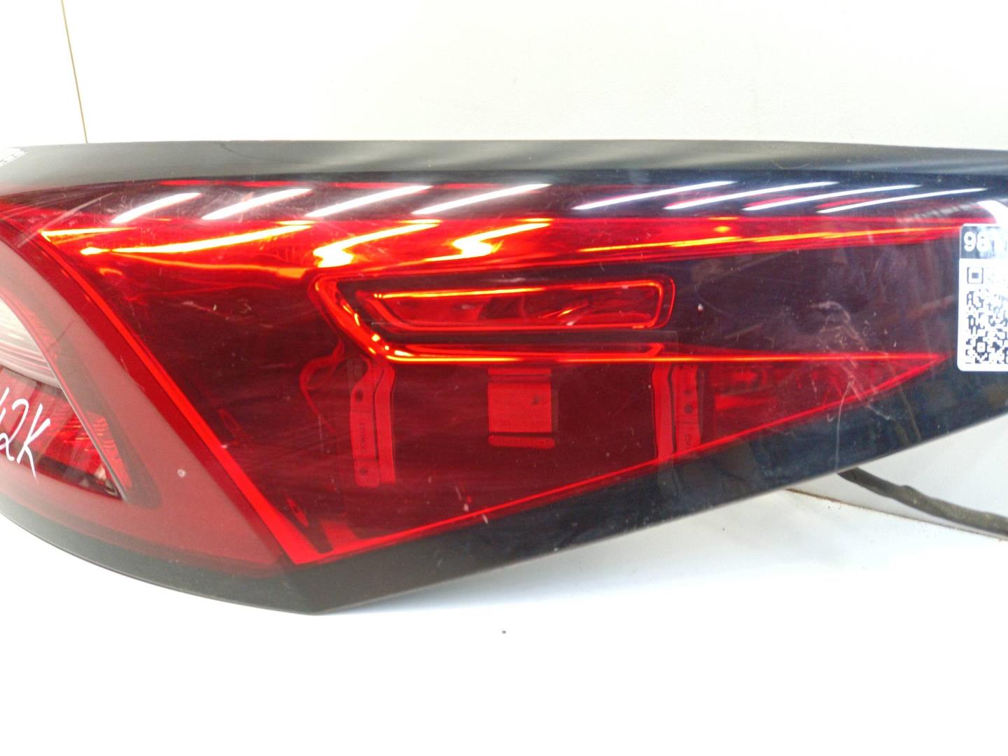 Фонарь задний наружный правый