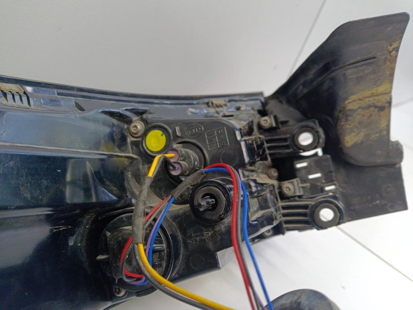 Фонарь задний наружный правый