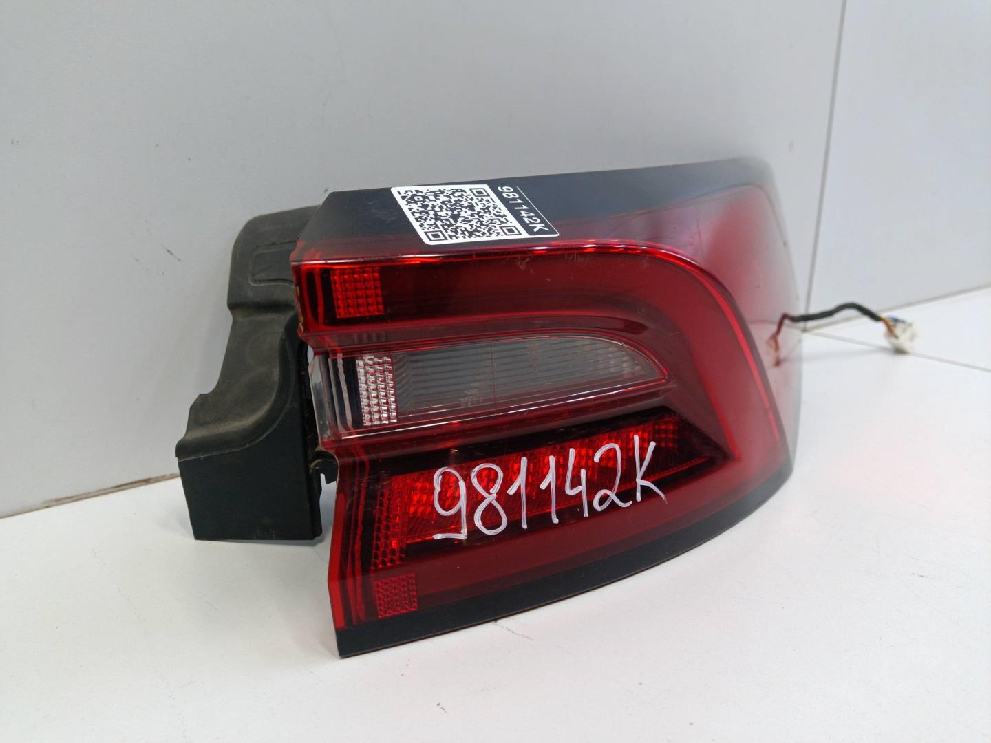 Фонарь задний наружный правый