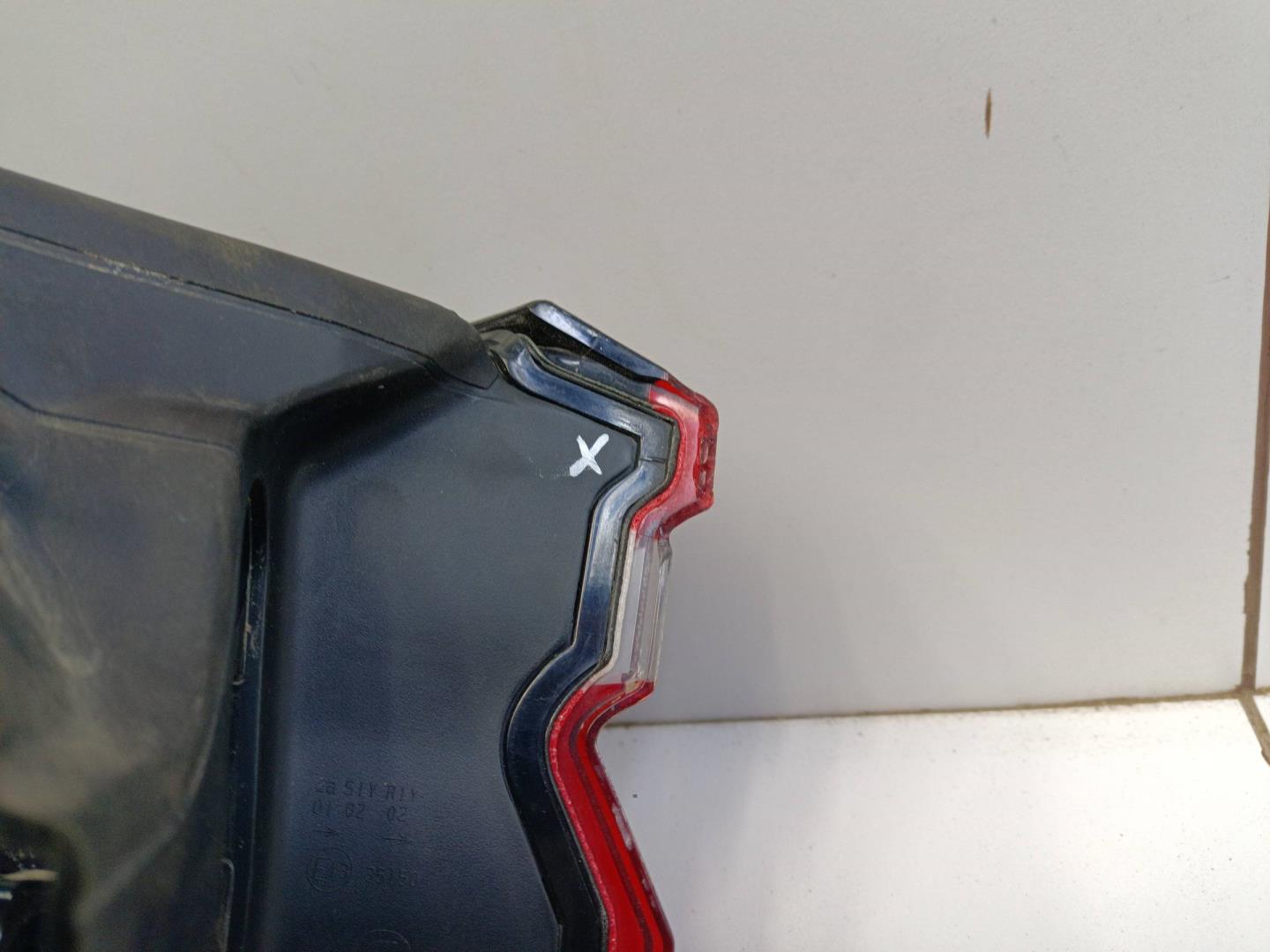 Фонарь задний наружный правый