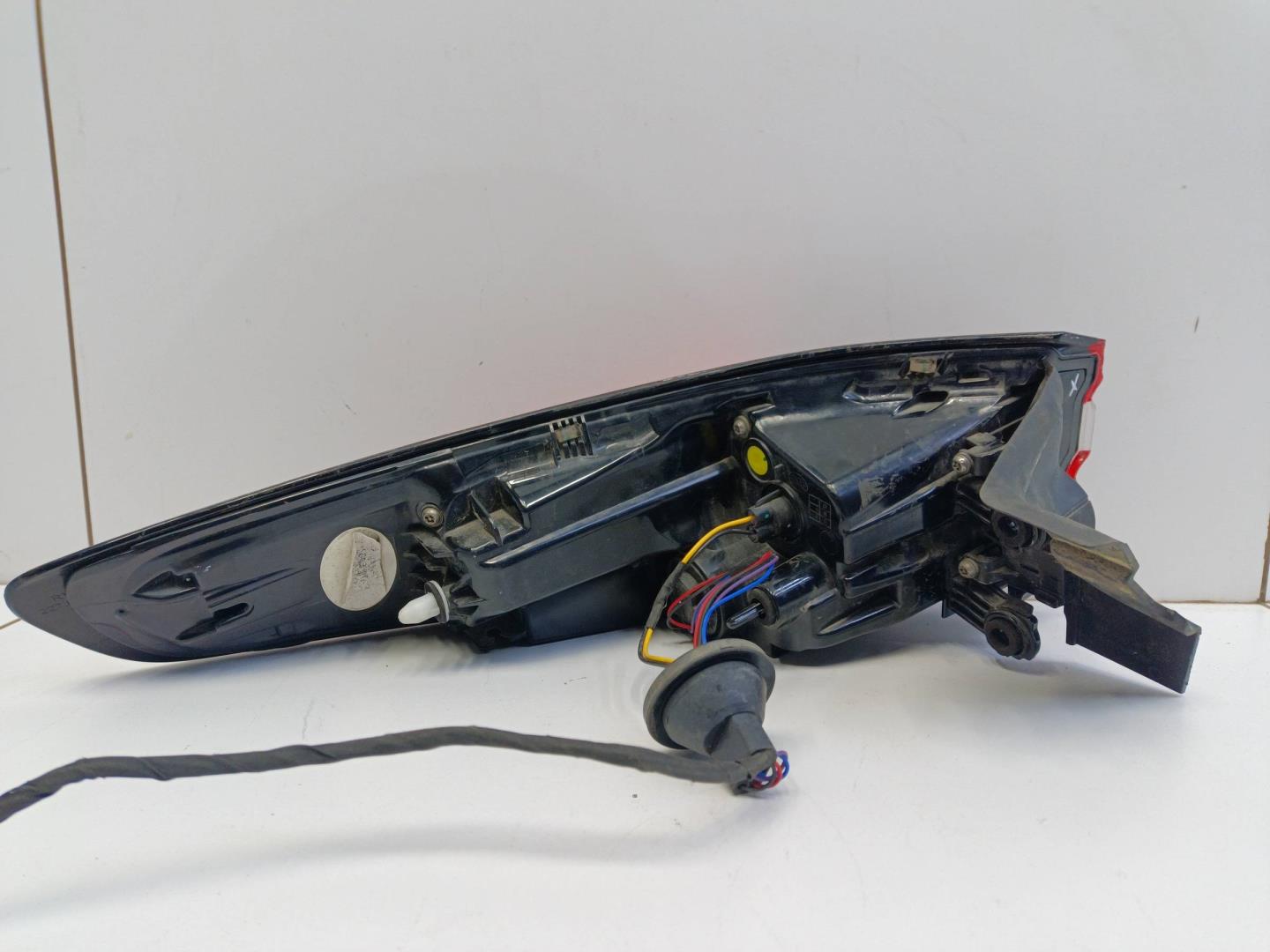 Фонарь задний наружный правый