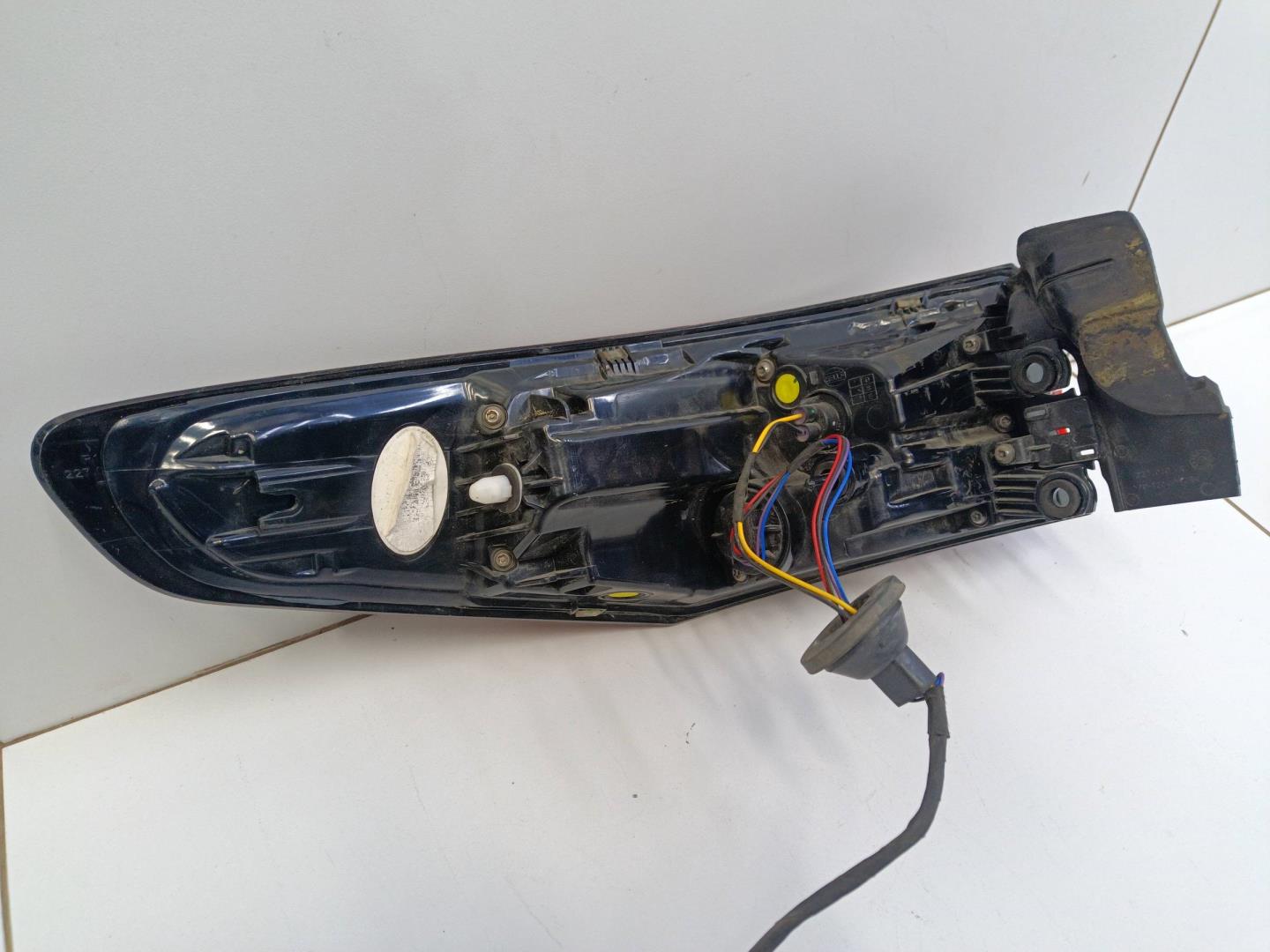 Фонарь задний наружный правый