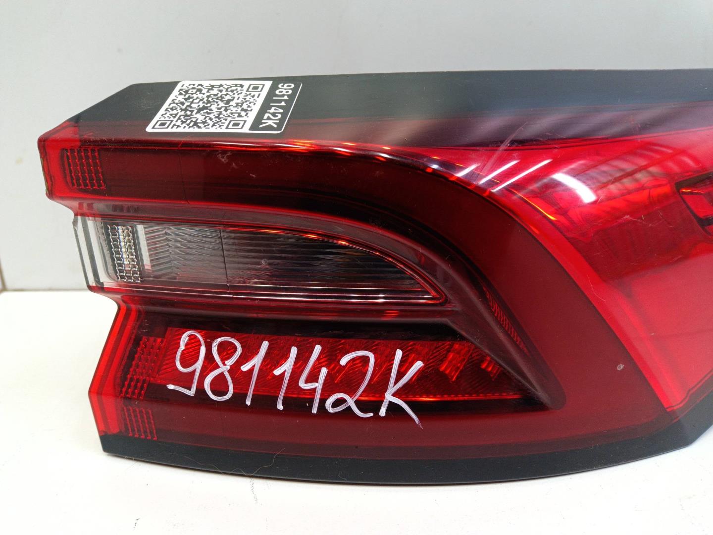 Фонарь задний наружный правый