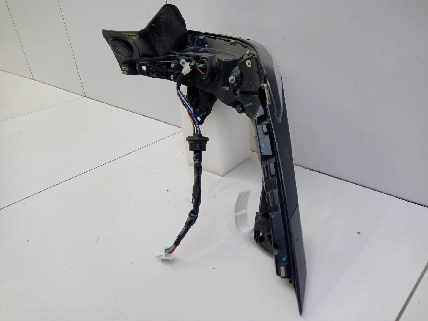 Фонарь задний наружный левый