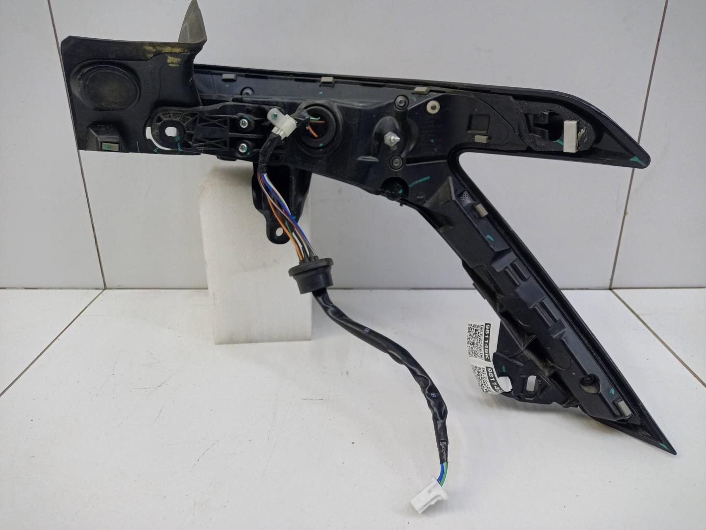 Фонарь задний наружный левый