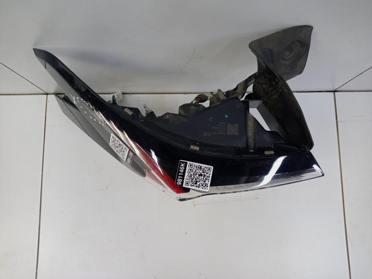 Фонарь задний наружный левый