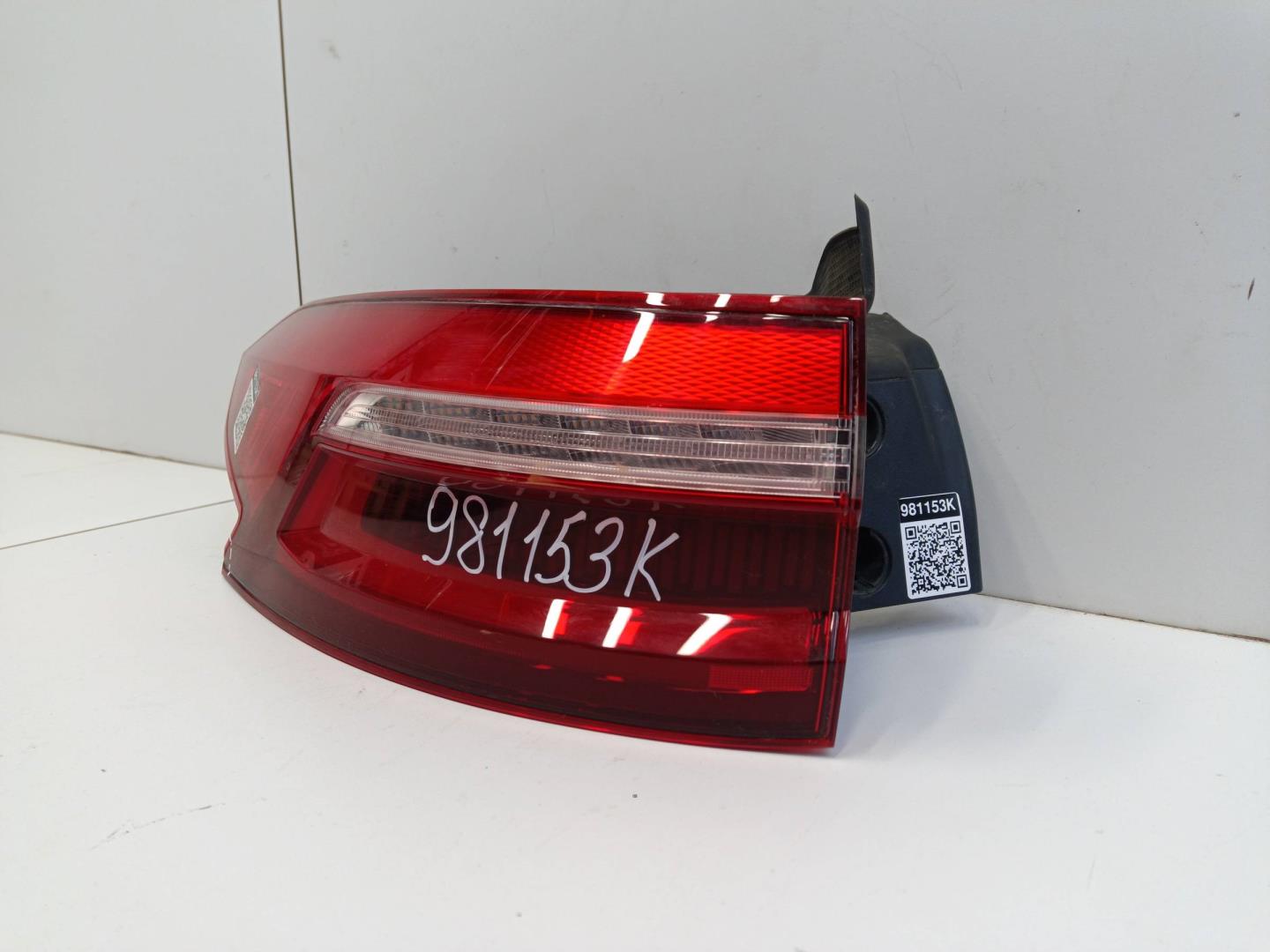 Фонарь задний наружный левый