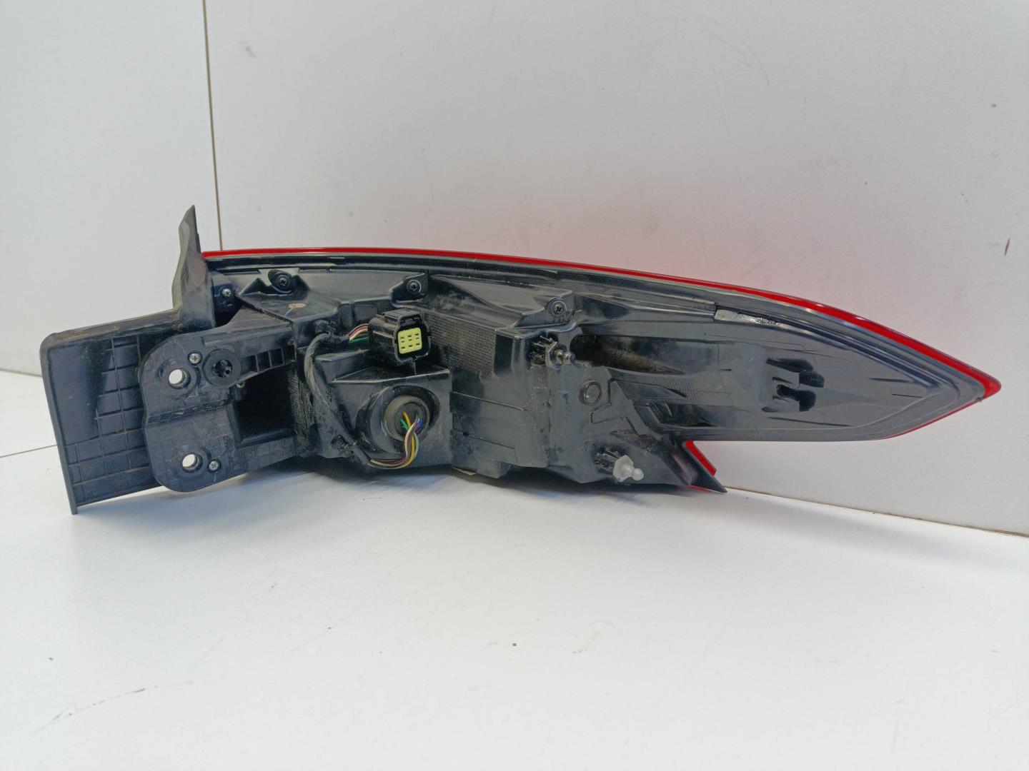 Фонарь задний наружный левый