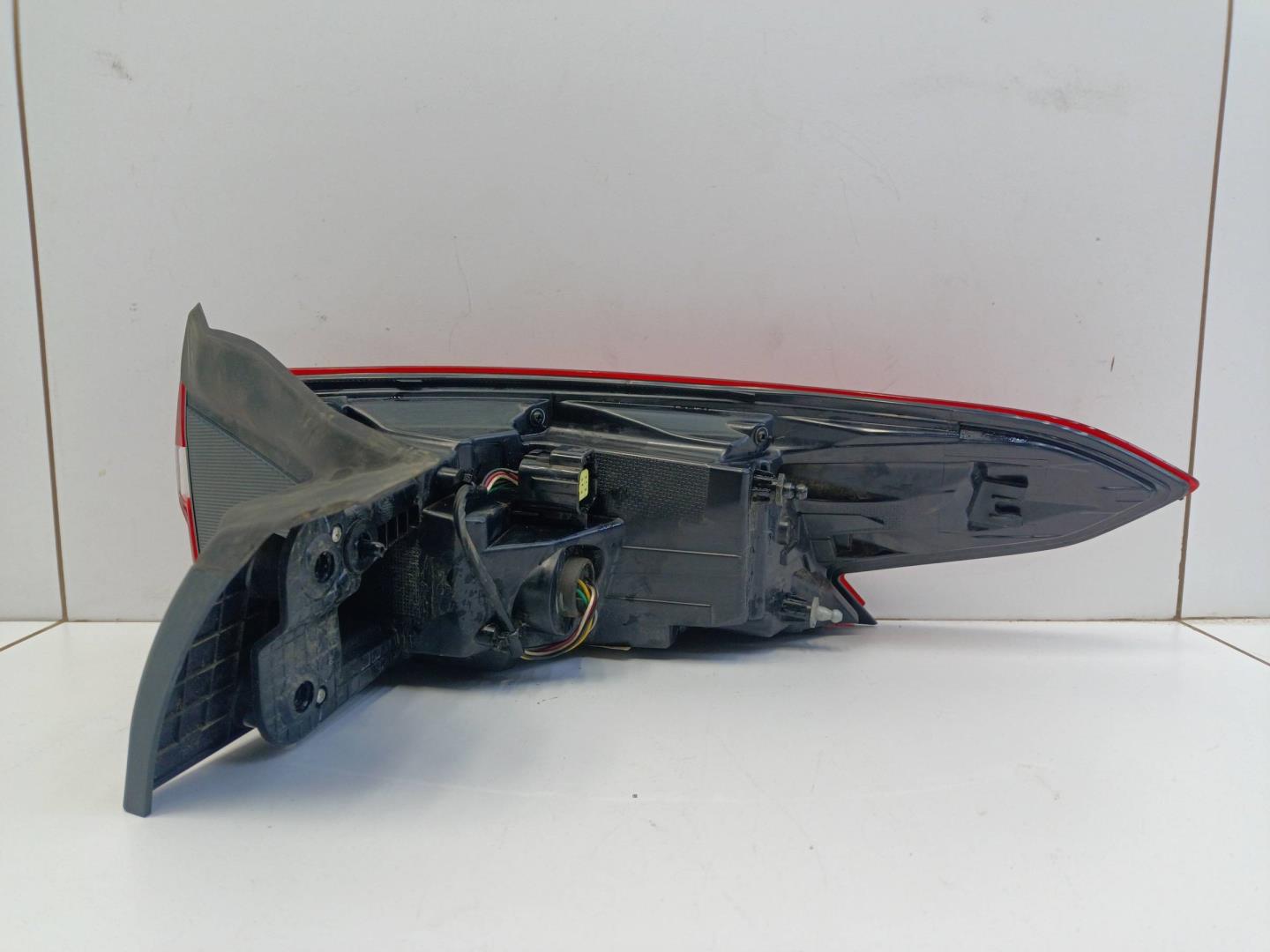 Фонарь задний наружный левый