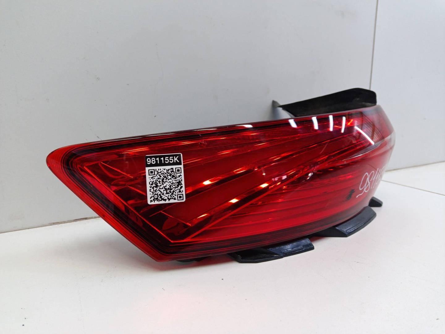 Фонарь задний наружный левый