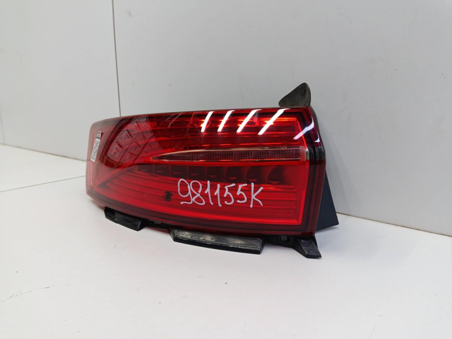 Фонарь задний наружный левый