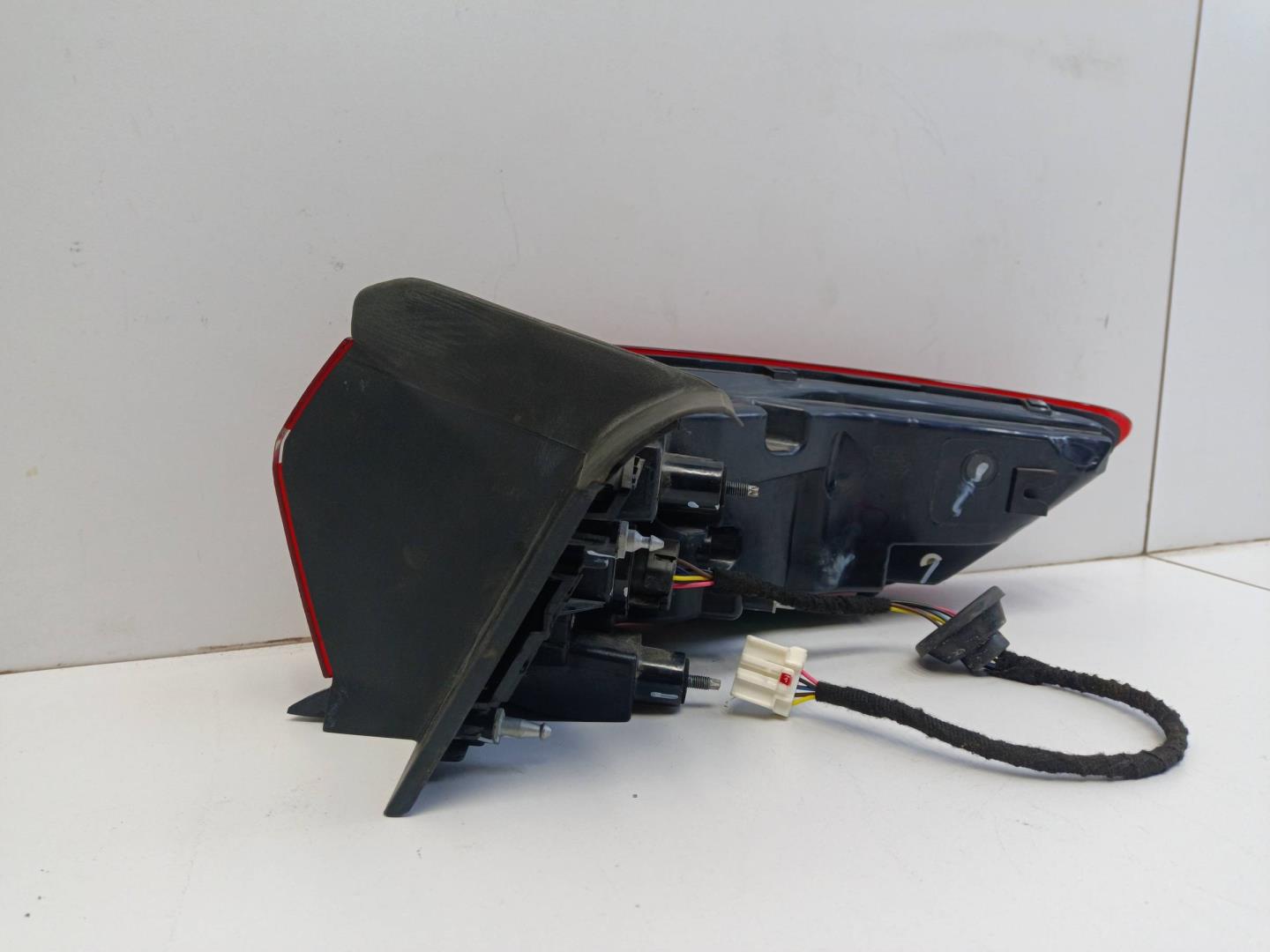 Фонарь задний наружный левый