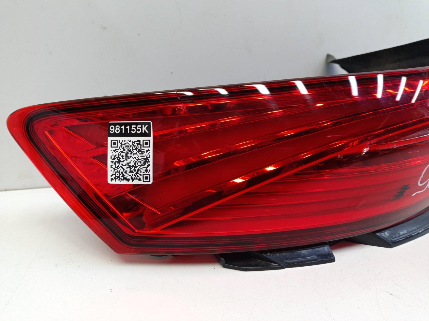 Фонарь задний наружный левый