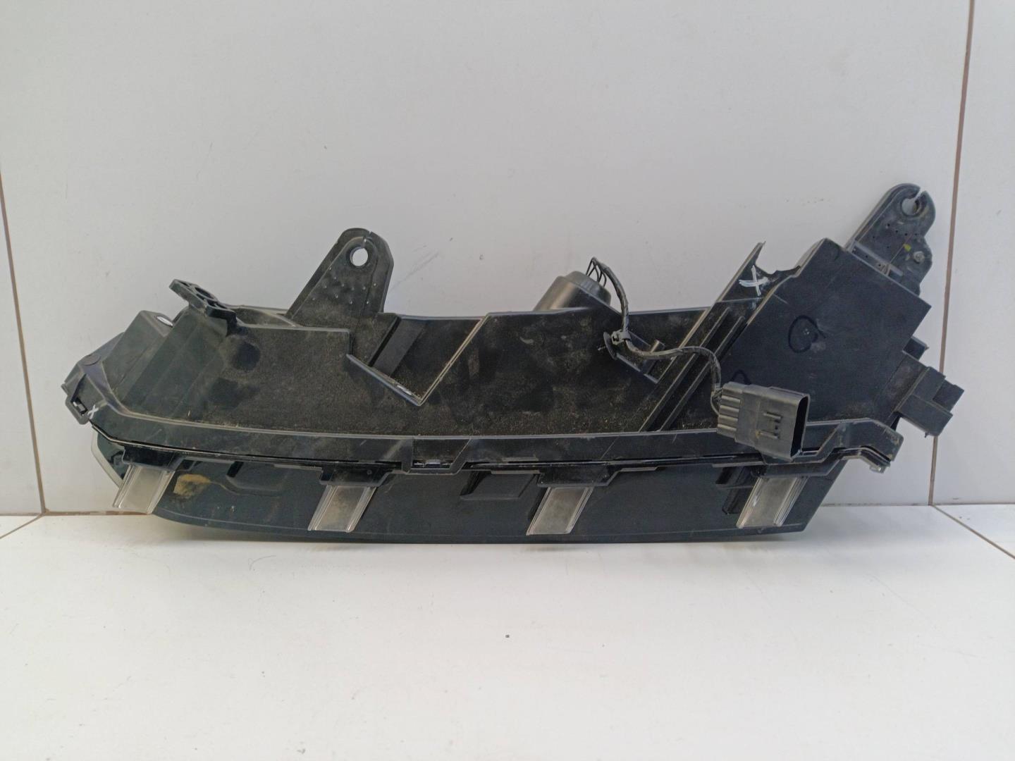 Фара дневного света правая (ходовые огни)