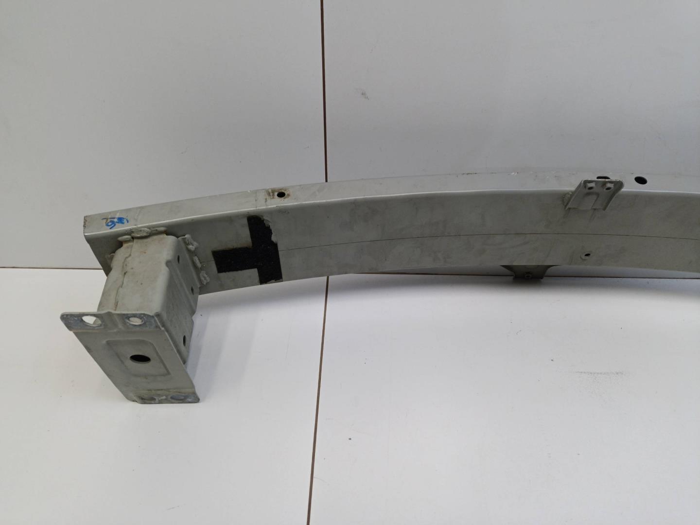 Усилитель переднего бампера