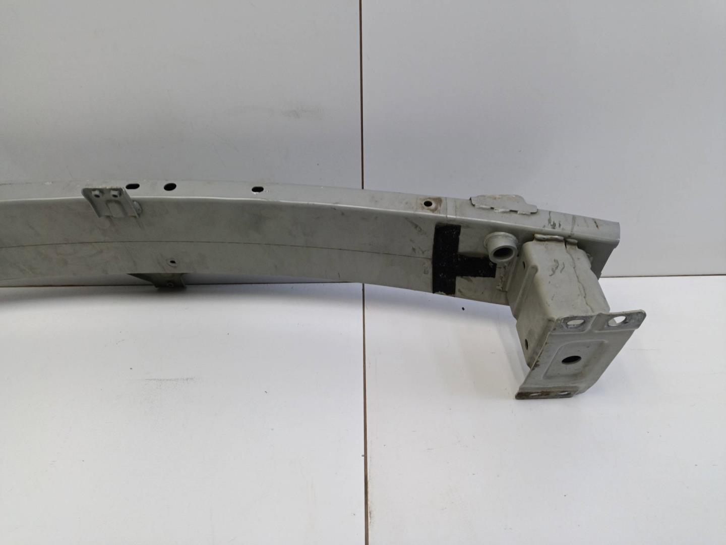 Усилитель переднего бампера