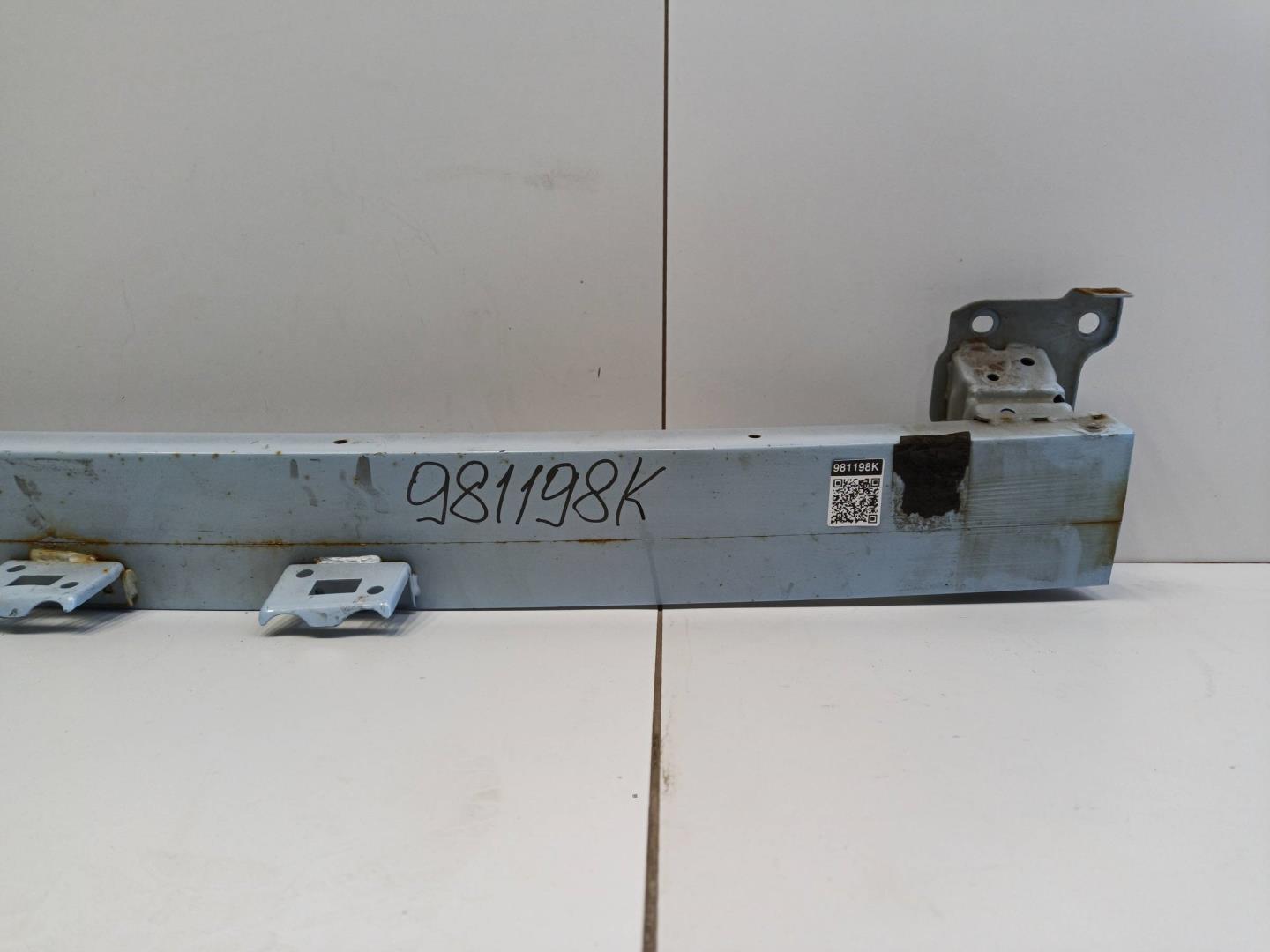 Усилитель переднего бампера