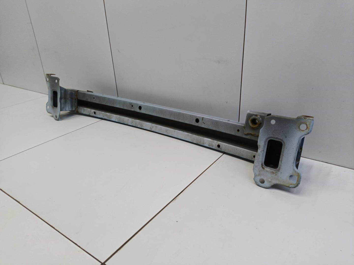 Усилитель переднего бампера