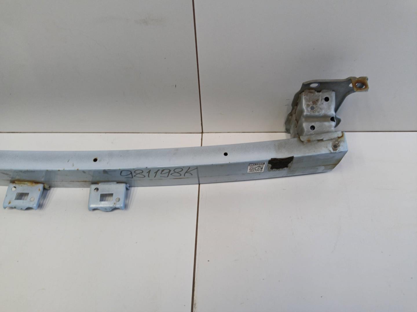 Усилитель переднего бампера