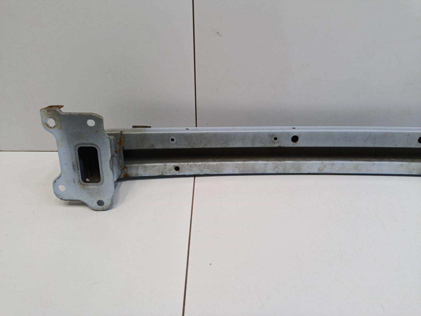 Усилитель переднего бампера