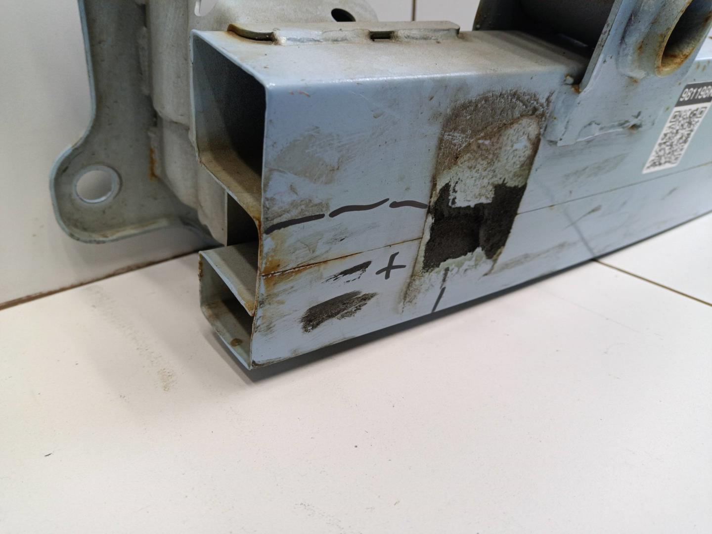 Усилитель переднего бампера