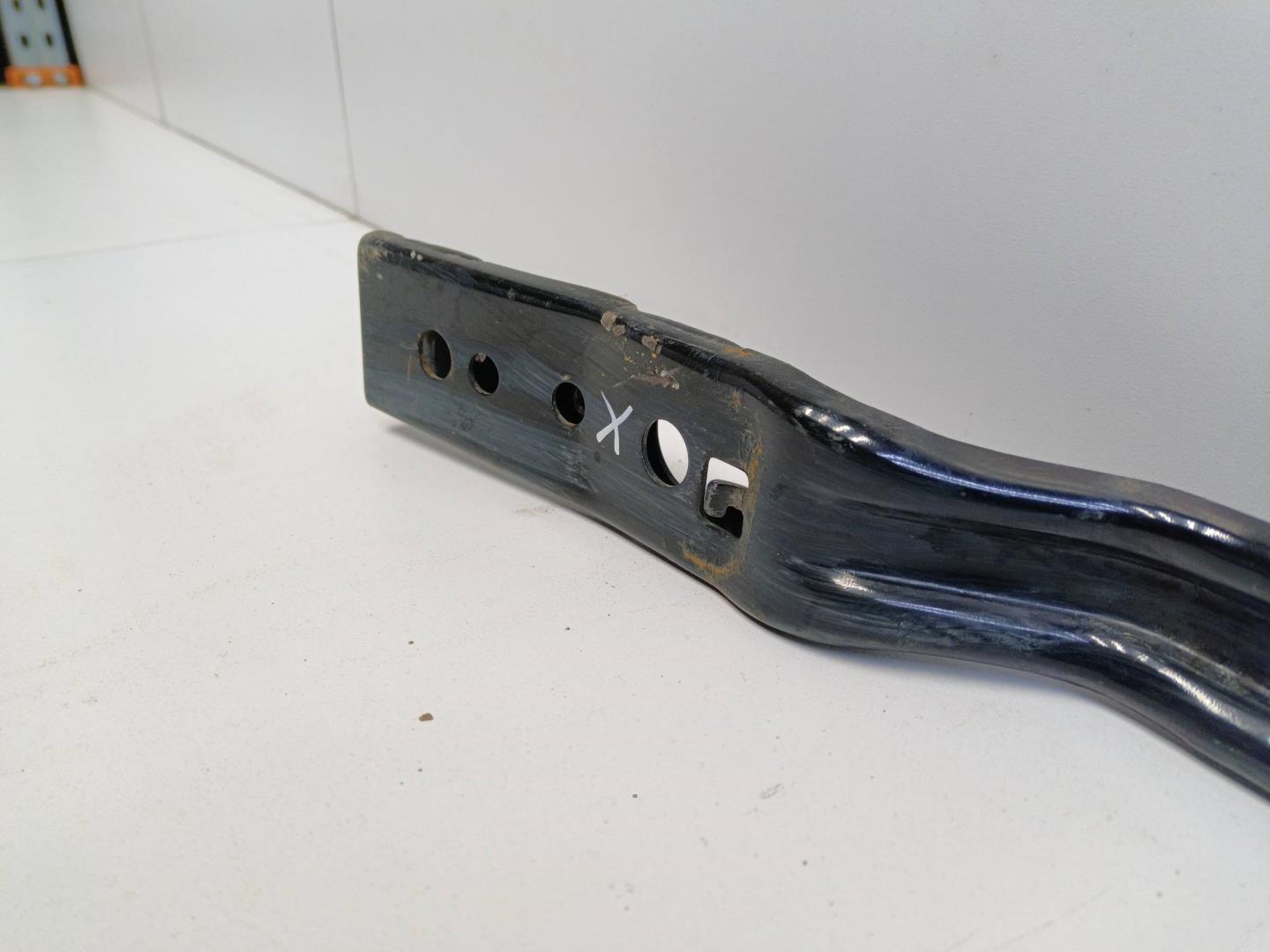 Усилитель переднего бампера