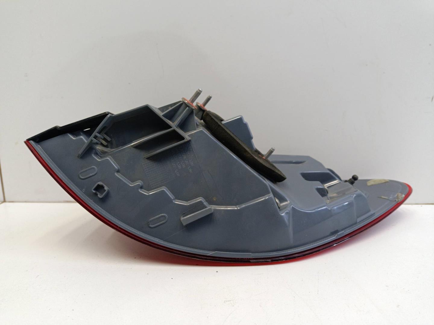 Фонарь задний наружный левый