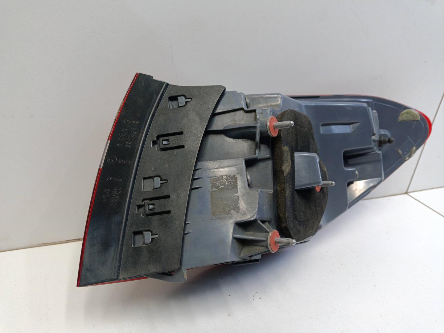 Фонарь задний наружный левый