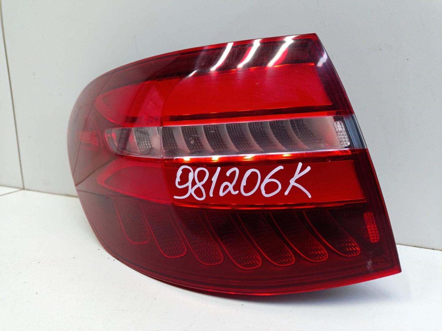 Фонарь задний наружный левый